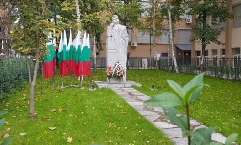 Паметник на Иван Вазов в Плевен сн.1