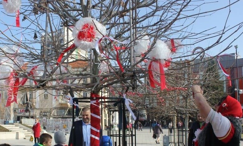 Деца от Плевен украсяват града с мартеници