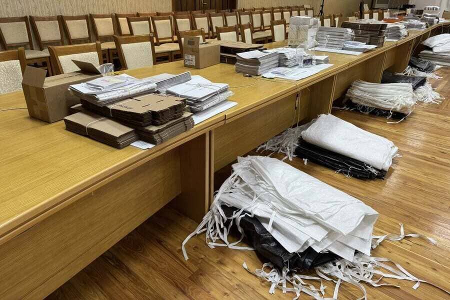 Раздаване на изборни книжа и материали в зала „Плевен" на Областна администрация – Плевен, 6 април 2026 г.