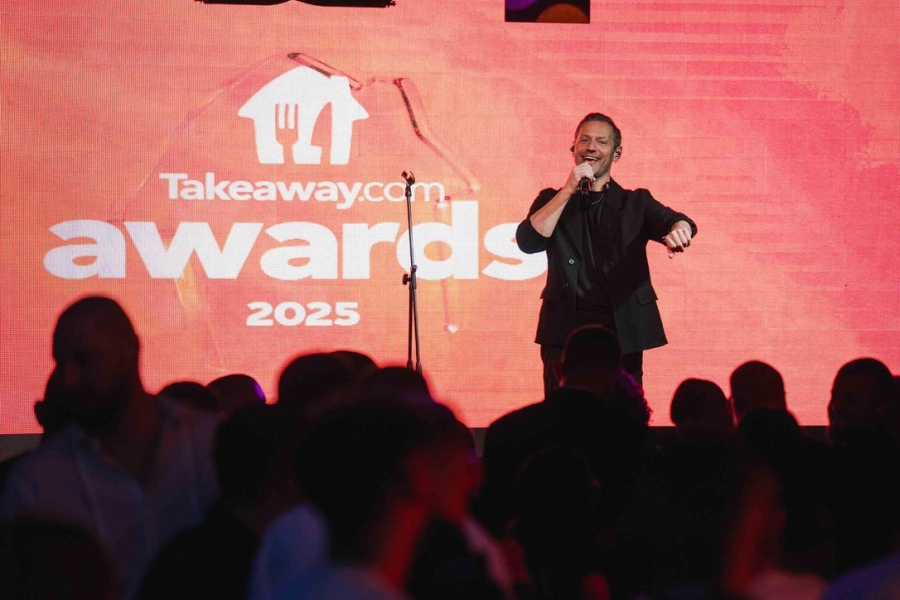 Орлин Павлов води церемонията Takeaway.com Awards 2025 на сцена пред публика