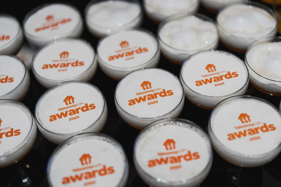 Takeaway.com Awards 2025: Gentlemen’s Burgers отличен като най-добър ресторант в Плевен 1 Брандирани десерти с логото на Takeaway.com Awards 2025, наредени на маса