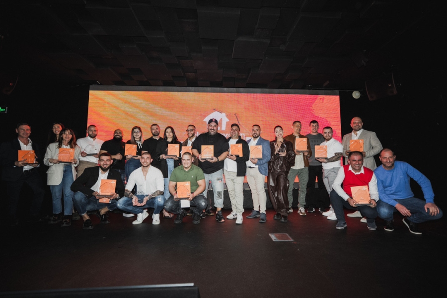Takeaway.com Awards 2025: Gentlemen’s Burgers отличен като най-добър ресторант в Плевен 2 Победителите в Takeaway.com Awards 2025 на сцена с оранжеви награди