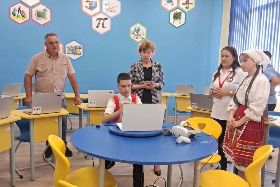 STEM център с компютри и кабинет по природни науки в училището в село Мечка