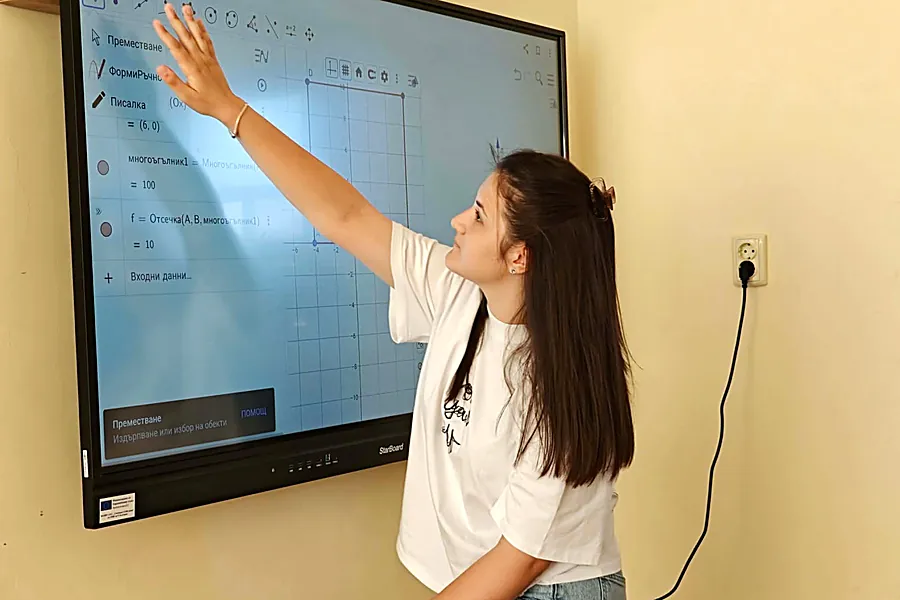 Прерязване на лентата на новия STEM център в ОУ „Васил Левски“ в Плевен