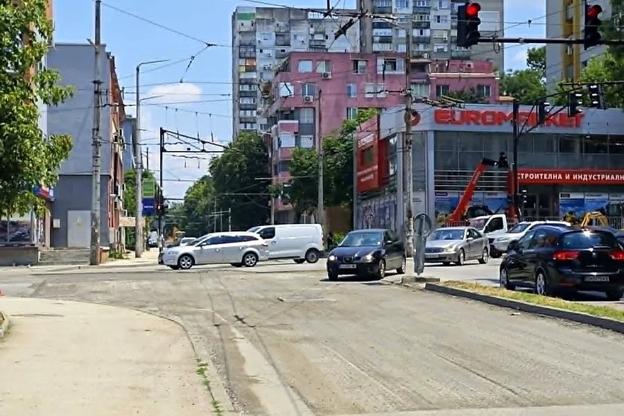 Текущи ремонти в Плевен - полагане на нов асфалт по ул. „Гренадирска“