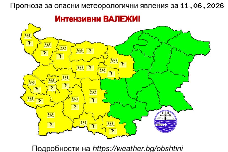 Тъмни купесто-дъждовни облаци над поле преди гръмотевична буря